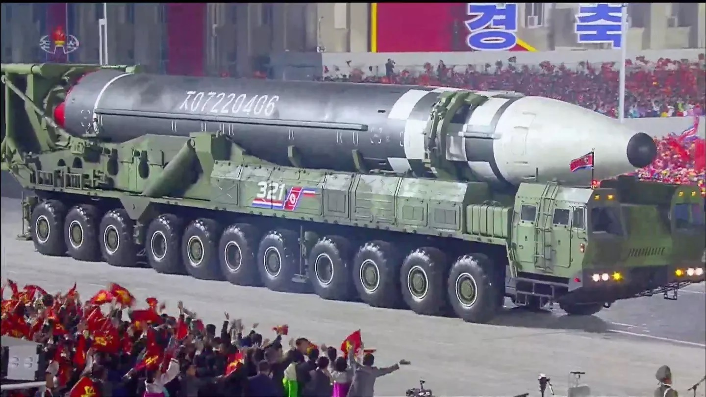 Tangkapan layar televisi Korea Utara yang menayangkan ICBM besar-besaran yang belum pernah dilihat sebelumnya di Pyongyang pada perayaan peringatan 75 tahun berdirinya Republik Rakyat Demokratik Korea, Sabtu, 10 Oktober 2020. Foto: KCNA.