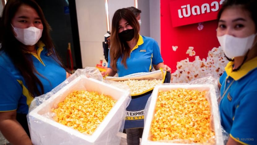 Pengunjung Bioskop Thailand Bawa Tong Baja dan Kardus Besar Untuk Tantangan Makan Popcorn Sepuasnya