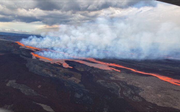 Pertama Kalinya dalam 38 Tahun, Gunung Berapi Mauna Loa Hawaii Meletus