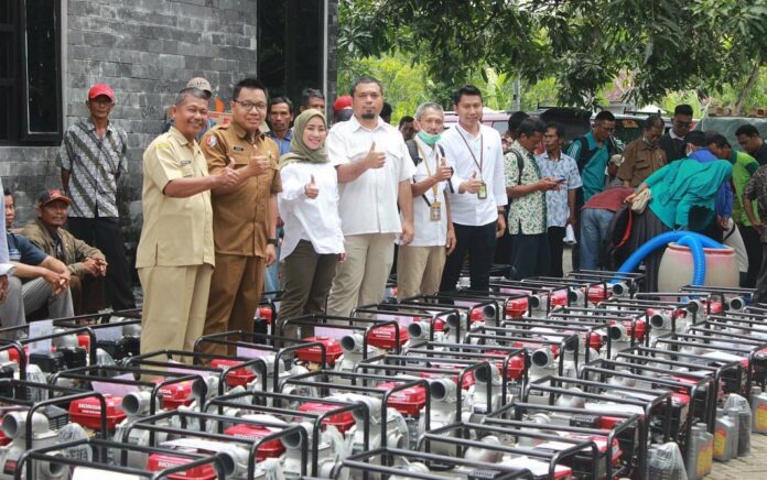Ratna Juwita Bagikan Pompa Konverter kepada 531 Petani Bojonegoro