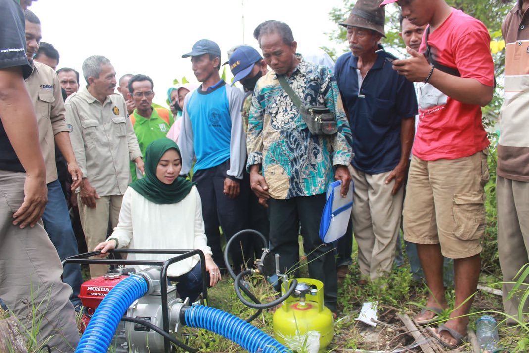 Serahkan 335 Pompa Converter Kit kepada Petani Tuban, Ratna Juwita: Mudah-mudahan Menghemat Ongkos Produksi