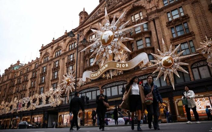 Musim Liburan Tiba, Dior Luncurkan Hiasan Natal Megah Berkilau di Harrods London