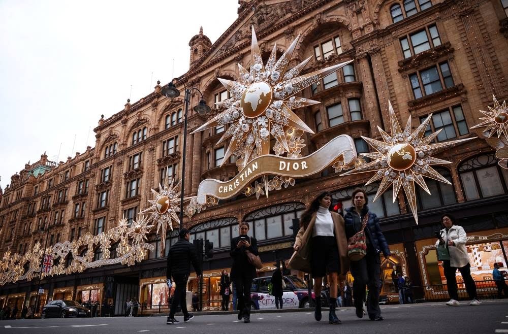 Musim Liburan Tiba, Dior Luncurkan Hiasan Natal Megah Berkilau di Harrods London