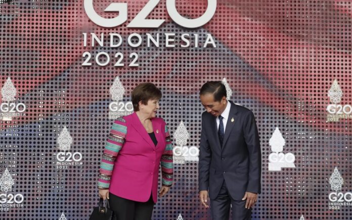 Presiden Indonesi Joko Widodo dan Direktur Pelaksana Dana Moneter Internasional (IMF) Kristalina Georgieva saat bertemu di KTT Pemimpin G20 Bali, Selasa 15 November 2022. Foto: AP Photo/Mast Irham.