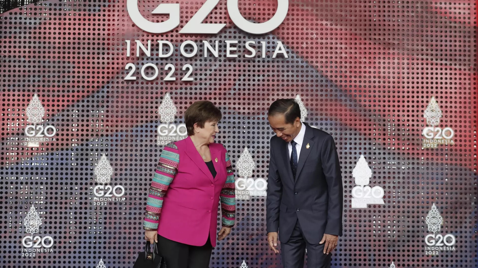 Presiden Indonesi Joko Widodo dan Direktur Pelaksana Dana Moneter Internasional (IMF) Kristalina Georgieva saat bertemu di KTT Pemimpin G20 Bali, Selasa 15 November 2022. Foto: AP Photo/Mast Irham.