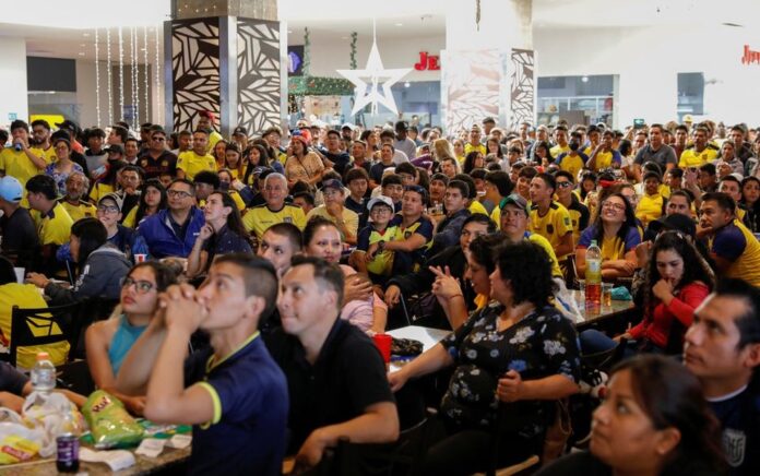 Fans menyaksikan pertandingan terbuka Qatar v Ekuador selama Piala Dunia FIFA Qatar 2022 di Ibarra, Ekuador 20 November 2022. Foto: Reuters/Karen Toro.