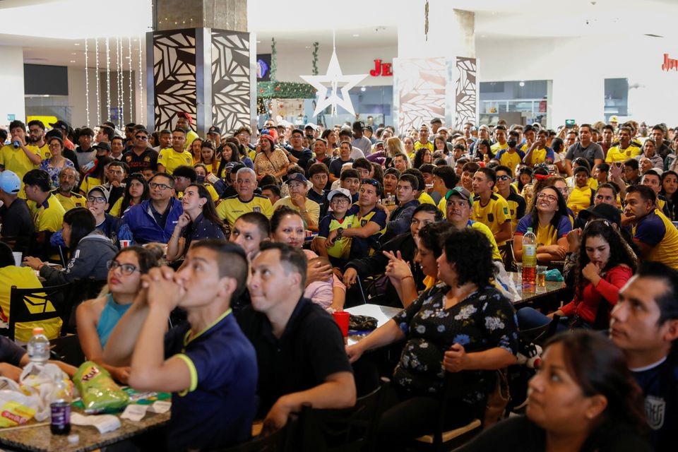 Fans menyaksikan pertandingan terbuka Qatar v Ekuador selama Piala Dunia FIFA Qatar 2022 di Ibarra, Ekuador 20 November 2022. Foto: Reuters/Karen Toro.