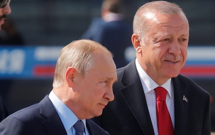 Presiden Erdogan dan Putin menikmati hubungan yang hangat. Foto: Maxim Shemetov/Reuters.