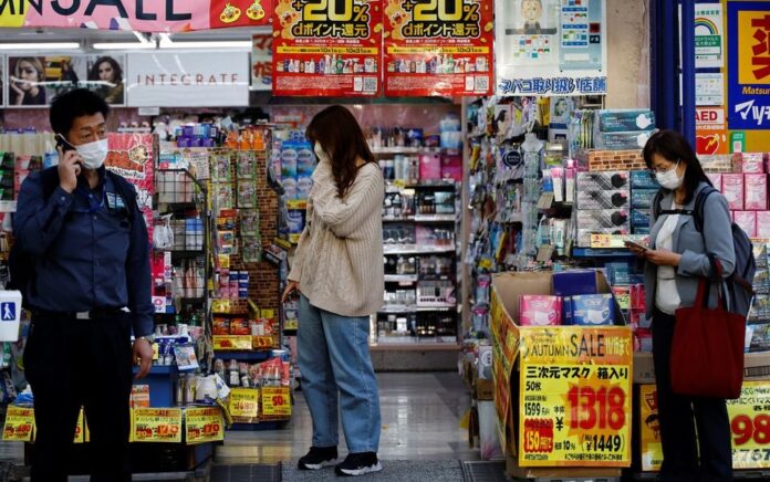 Seorang wanita memilih produk di toko obat di Tokyo, Jepang 21 Oktober 2022. Foto: Reuters/Kim Kyung-Hoon.