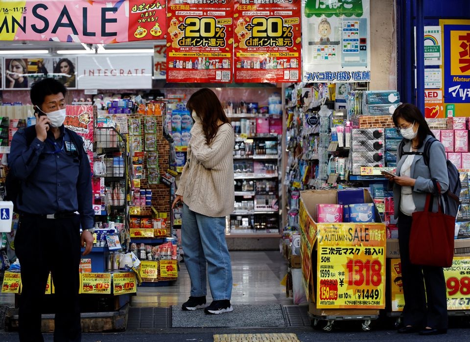 Seorang wanita memilih produk di toko obat di Tokyo, Jepang 21 Oktober 2022. Foto: Reuters/Kim Kyung-Hoon.