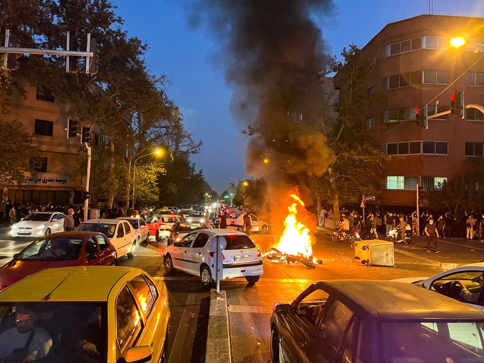 Sebuah sepeda motor polisi terbakar selama protes atas kematian Mahsa Amini, seorang wanita yang meninggal setelah ditangkap oleh "polisi moral" republik Islam itu, di Teheran, Iran 19 September 2022. Foto: WANA via Reuters.