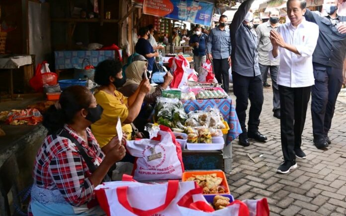 Presiden Jokowi Bagikan BLT dan Cek Harga Komoditas di Karanganyar