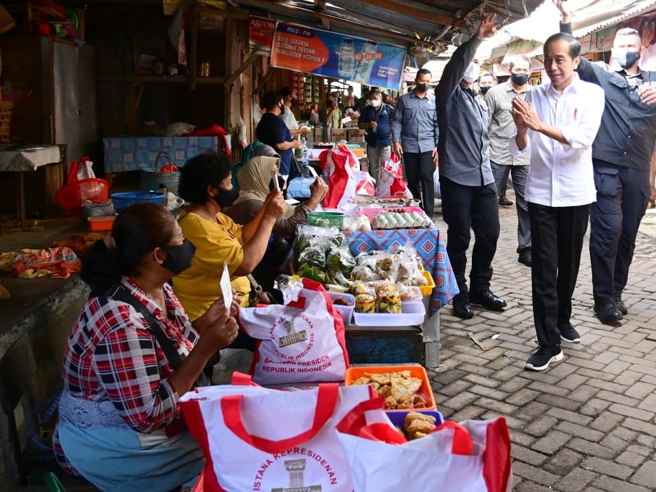 Presiden Jokowi Bagikan BLT dan Cek Harga Komoditas di Karanganyar