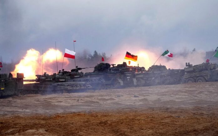 PT-91 Twardy Polandia, tank Leopard 2 Jerman dan tank Ariete Italia dari kelompok tempur Enhanced Forward Presence NATO menghadiri latihan tembakan langsung, selama latihan militer Iron Spear 2022 di Adazi, Latvia 15 November 2022. Foto: Reuters/Ints Kalnins.