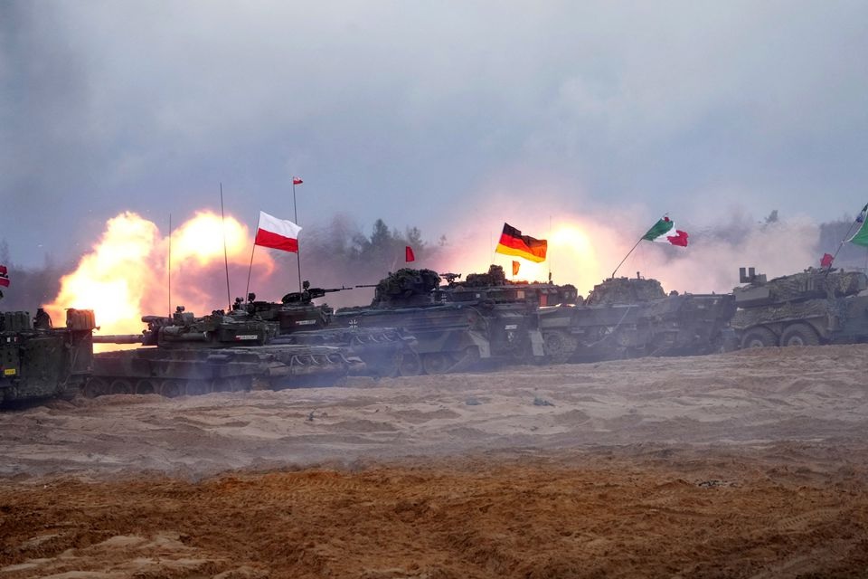 PT-91 Twardy Polandia, tank Leopard 2 Jerman dan tank Ariete Italia dari kelompok tempur Enhanced Forward Presence NATO menghadiri latihan tembakan langsung, selama latihan militer Iron Spear 2022 di Adazi, Latvia 15 November 2022. Foto: Reuters/Ints Kalnins.