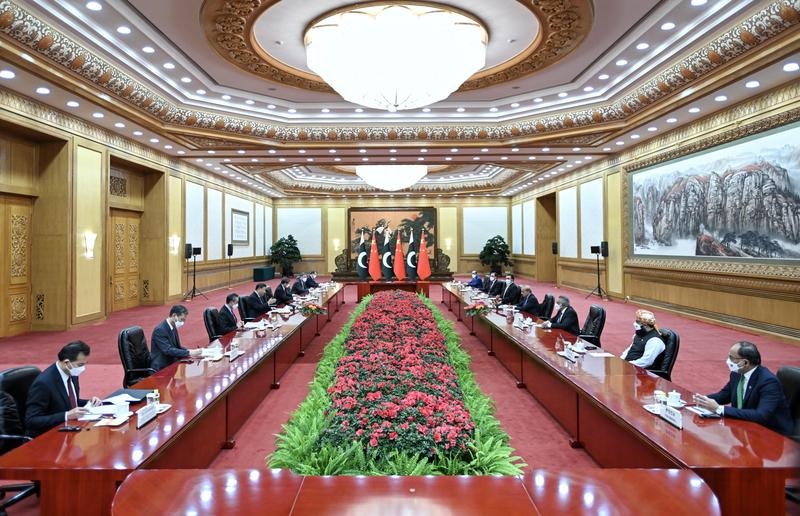 Presiden China Xi Jinping bertemu dengan Perdana Menteri Pakistan Shahbaz Sharif di Balai Agung Rakyat di Beijing, ibu kota China, pada 2 November 2022. Foto: Xinhua/Xie Huanchi.