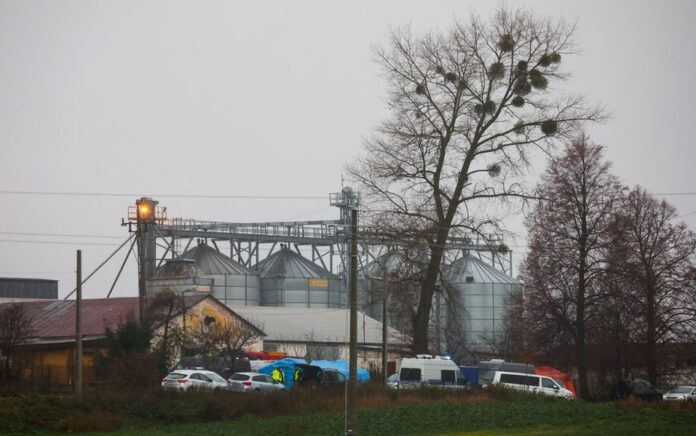 Polisi berjaga di lokasi setelah ledakan di Przewodow, sebuah desa di Polandia timur dekat perbatasan dengan Ukraina, 16 November 2022. Foto: Reuters/Kacper Pempel.