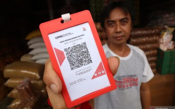 Ilustrasi: Pedagang memperlihatkan Quick Response Code Indonesian Standard (QRIS) saat pencanangan digitalisasi pasar tradisional di Pasar Pamenang Pare, Kediri, Jawa Timur, Rabu (9/11/2022). ANTARA FOTO/Prasetia Fauzani/nz