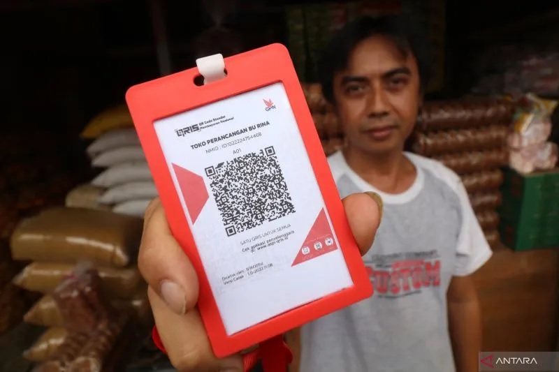 Ilustrasi: Pedagang memperlihatkan Quick Response Code Indonesian Standard (QRIS) saat pencanangan digitalisasi pasar tradisional di Pasar Pamenang Pare, Kediri, Jawa Timur, Rabu (9/11/2022). ANTARA FOTO/Prasetia Fauzani/nz