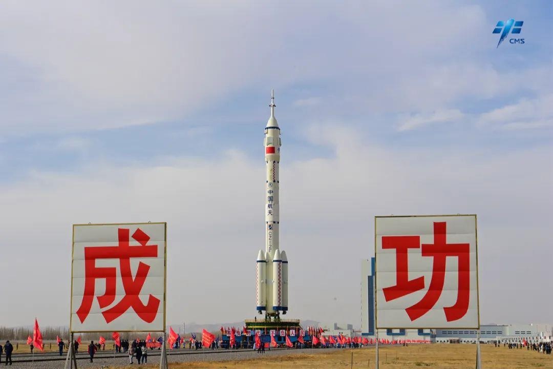 Kombinasi pesawat luar angkasa berawak Shenzhou-15 dan roket pembawa Long March-2F telah dipindahkan ke area peluncuran di Pusat Peluncuran Satelit Jiuquan di Tiongkok barat laut, 21 November 2022./CMS
