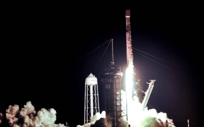 Roket SpaceX Falcon 9 lepas landas dari Kennedy Space Center di Florida, membawa 34 satelit Starlink. Foto: AP