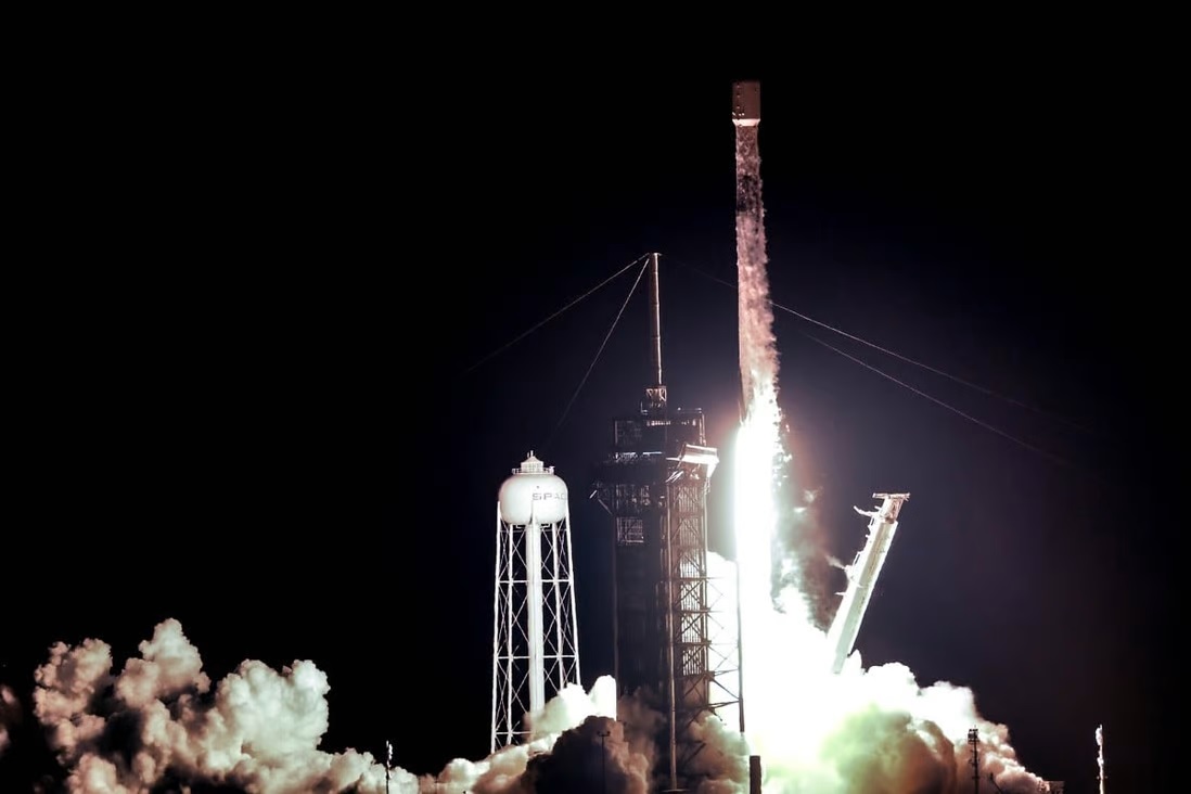 Roket SpaceX Falcon 9 lepas landas dari Kennedy Space Center di Florida, membawa 34 satelit Starlink. Foto: AP