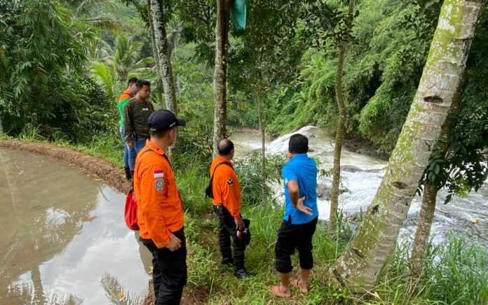 Tim Sar Gabungan Cari Warga yang Diduga Hanyut di Sungai Tinap Batang.