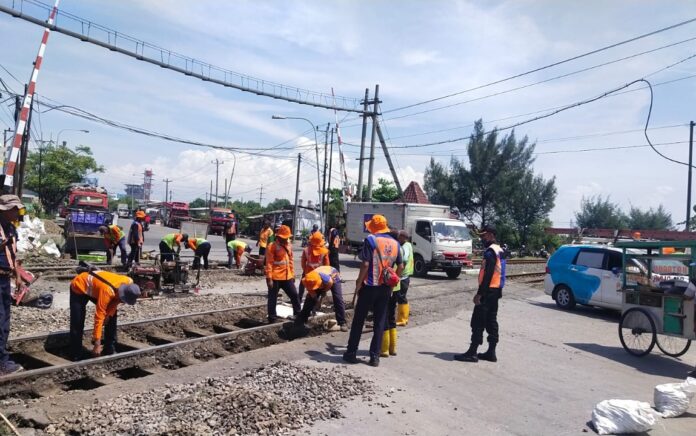 KAI Daop 4 Perbaiki Jalur Perlintasan Sebidang di Jalan Ronggowarsito Semarang Sampai 26 November