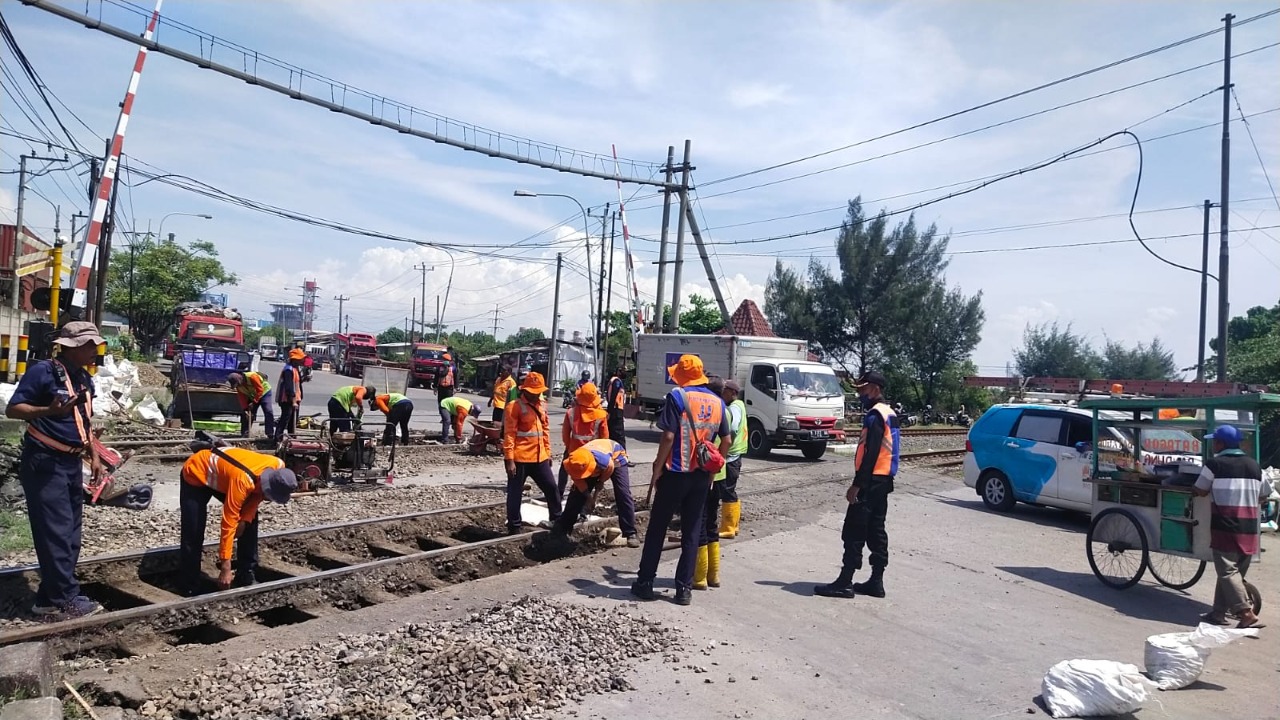 KAI Daop 4 Perbaiki Jalur Perlintasan Sebidang di Jalan Ronggowarsito Semarang Sampai 26 November