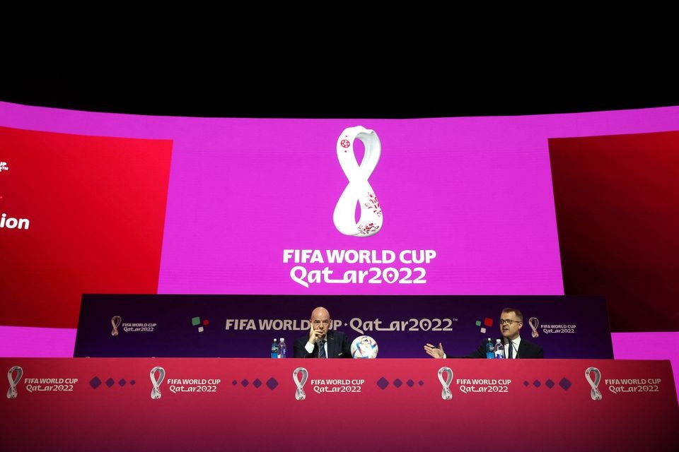 Direktur Hubungan Media Bryan Swanson membuat pengumuman selama konferensi pers saat Presiden FIFA Gianni Infantino memperhatikan. Foto: Reuters/Matthew Childs.