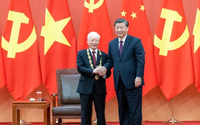 Sekretaris Jenderal Komite Sentral Partai Komunis China (PKC) sekaligus Presiden China, Xi Jingping memberikan medali persahabatan kepada Ketua Partai Komunis Vietnam (PKV) Nguyen Phu Trong pada Senin (31/10). Foto: Xinhua.