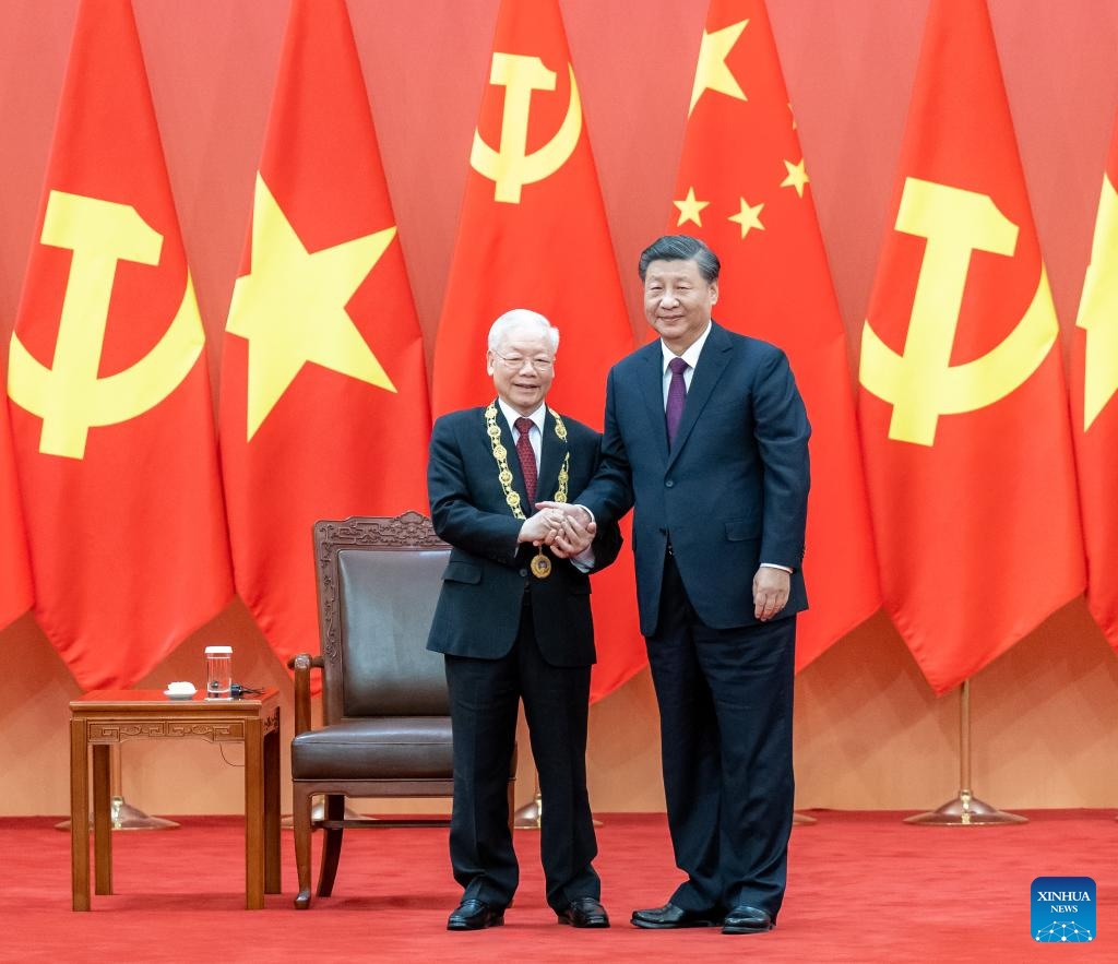Sekretaris Jenderal Komite Sentral Partai Komunis China (PKC) sekaligus Presiden China, Xi Jingping memberikan medali persahabatan kepada Ketua Partai Komunis Vietnam (PKV) Nguyen Phu Trong pada Senin (31/10). Foto: Xinhua.
