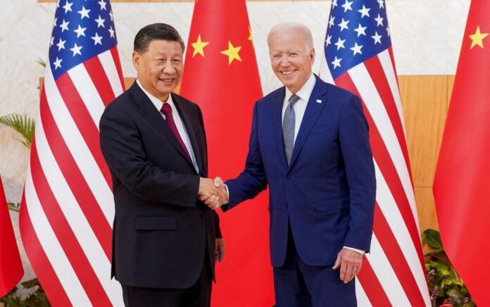 Presiden AS Joe Biden berjabat tangan dengan Presiden China Xi Jinping saat mereka bertemu di sela-sela KTT para pemimpin G20 di Bali, Indonesia, 14 November 2022. Foto: Reuters/Kevin Lamarque.