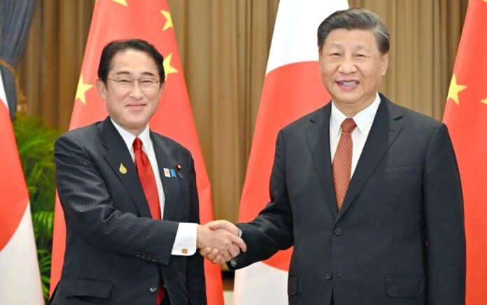 Perdana Menteri Jepang Fumio Kishida bertemu dengan Presiden China Xi Jinping di sela-sela KTT Kerja Sama Ekonomi Asia-Pasifik (APEC) di Bangkok, Thailand 17 November 2022, dalam foto yang dirilis Kyodo ini. Kredit Foto: Kyodo/Reuters.