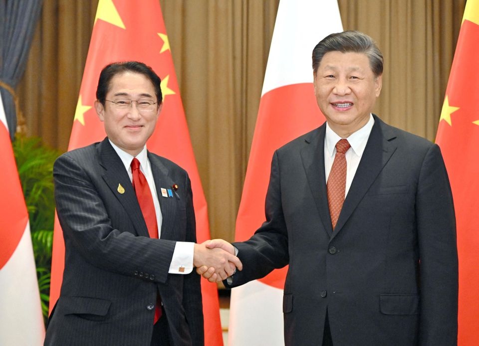 Perdana Menteri Jepang Fumio Kishida bertemu dengan Presiden China Xi Jinping di sela-sela KTT Kerja Sama Ekonomi Asia-Pasifik (APEC) di Bangkok, Thailand 17 November 2022, dalam foto yang dirilis Kyodo ini. Kredit Foto: Kyodo/Reuters.