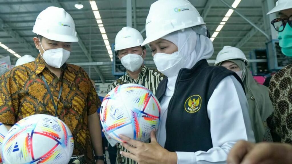 Gubernur Jawa Timur, Khafifah Indar Parawansa, sedang mengecak ke pabrik tempat pembuatan bola Piala Dunia 2022 di Madiun (istimewa)