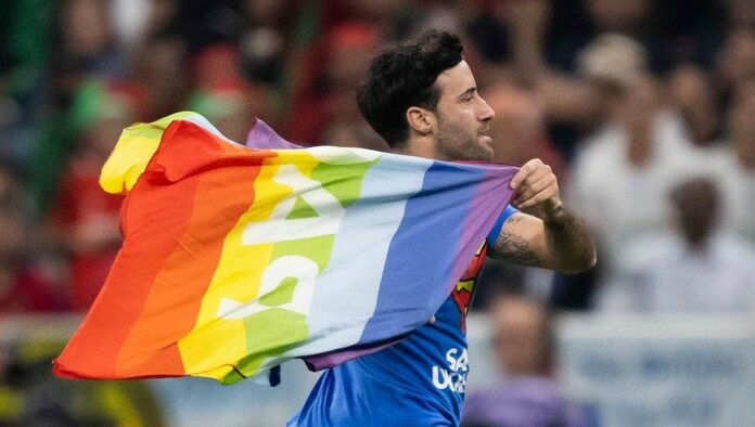 Pembawa Bendera LGBT di Piala Dunia 2022 Dibantu Presiden FIFA