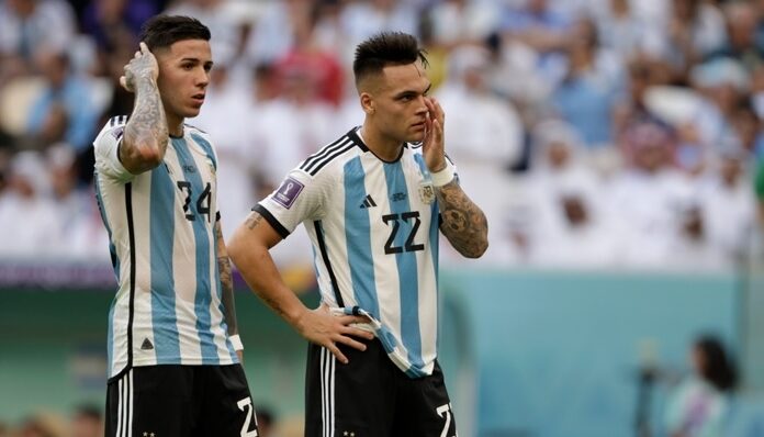 Lautaro Martinez (kanan) terlihat setelah kekalahan mengejutkan Argentina di Piala Dunia dari Arab Saudi. Foto: Ist.