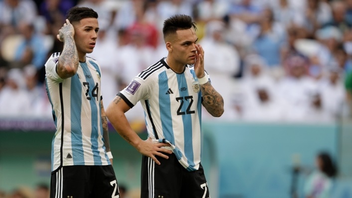 Lautaro Martinez (kanan) terlihat setelah kekalahan mengejutkan Argentina di Piala Dunia dari Arab Saudi. Foto: Ist.