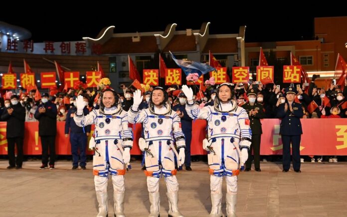 Astronot Fei Junlong, Deng Qingming dan Zhang Lu menghadiri upacara perjumpaan sebelum misi penerbangan luar angkasa Shenzhou-15 untuk membangun stasiun luar angkasa China, di Pusat Peluncuran Satelit Jiuquan, dekat Jiuquan, provinsi Gansu, China 29 September 2022. Foto: cnsphoto via Reuters.