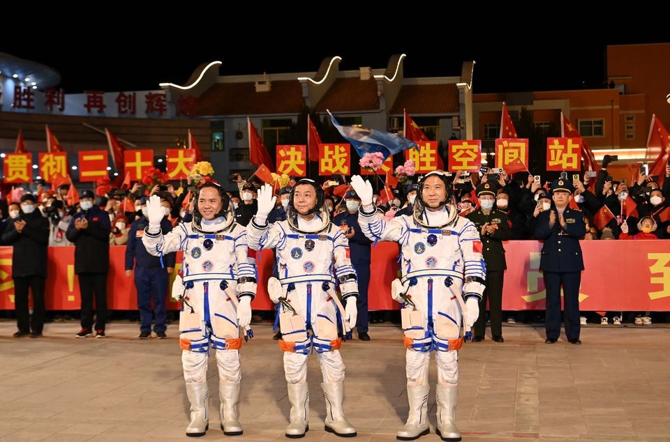 Astronot Fei Junlong, Deng Qingming dan Zhang Lu menghadiri upacara perjumpaan sebelum misi penerbangan luar angkasa Shenzhou-15 untuk membangun stasiun luar angkasa China, di Pusat Peluncuran Satelit Jiuquan, dekat Jiuquan, provinsi Gansu, China 29 September 2022. Foto: cnsphoto via Reuters.
