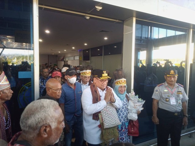 Masyarakat Sorong Raya Sambut Meriah Kedatangan Pj Gubernur Papua Barat Daya