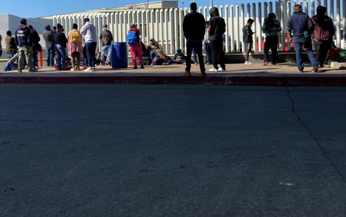 Ribuan Migran Berbaris di Perbatasan AS-Meksiko untuk Menunggu Diproses