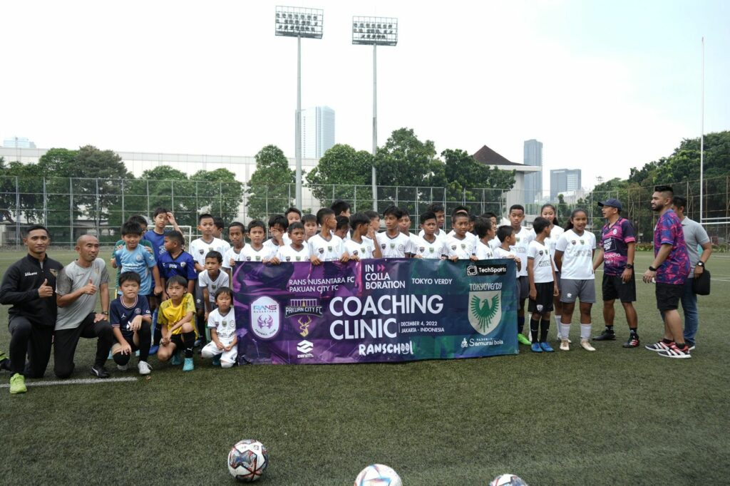 Tokyo Verdy menggelar coaching clinic dan football training di lapangan Kompleks Gelora Bung Karno, Jakarta, pada Sabtu dan Minggu, 3-4 Desember 2022 (istimewa)