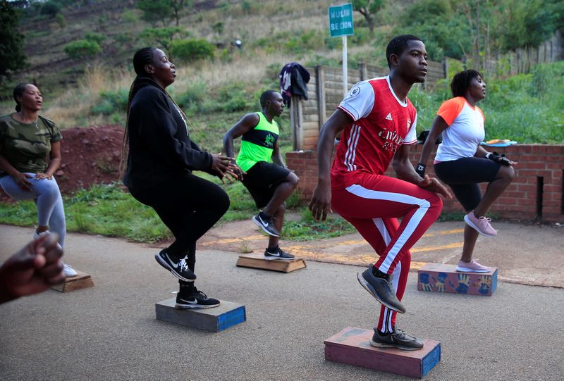 Demi Hidup Sehat, Penduduk Zimbabwe Berolahraga di Pemakaman