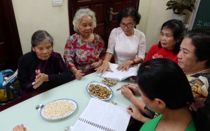 'Tidak Ada Kata Terlalu Tua' Nenek-nenek di Vietnam Semangat Belajar Bahasa Inggris