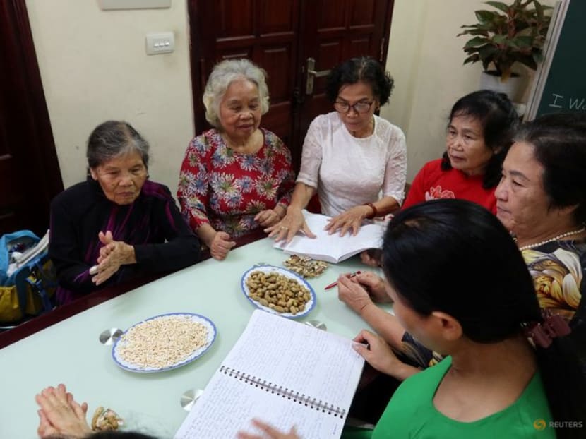 'Tidak Ada Kata Terlalu Tua' Nenek-nenek di Vietnam Semangat Belajar Bahasa Inggris
