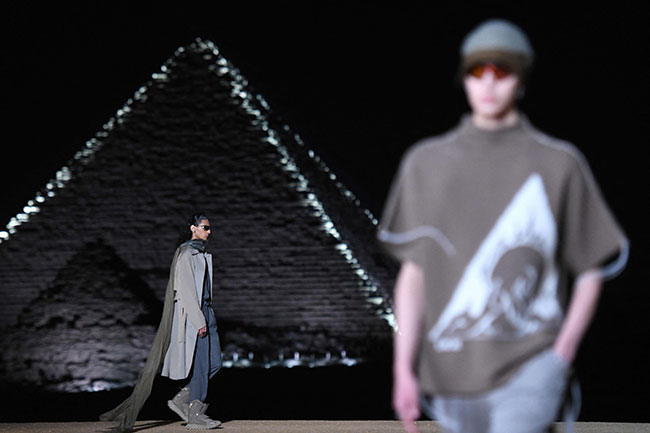 Pertama Kalinya, Dior Gelar Peragaan Busana di Piramida Giza Mesir