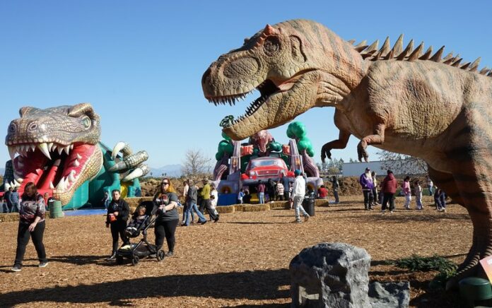 Pameran Dinosaurus Berskala Besar Digelar di California Selatan