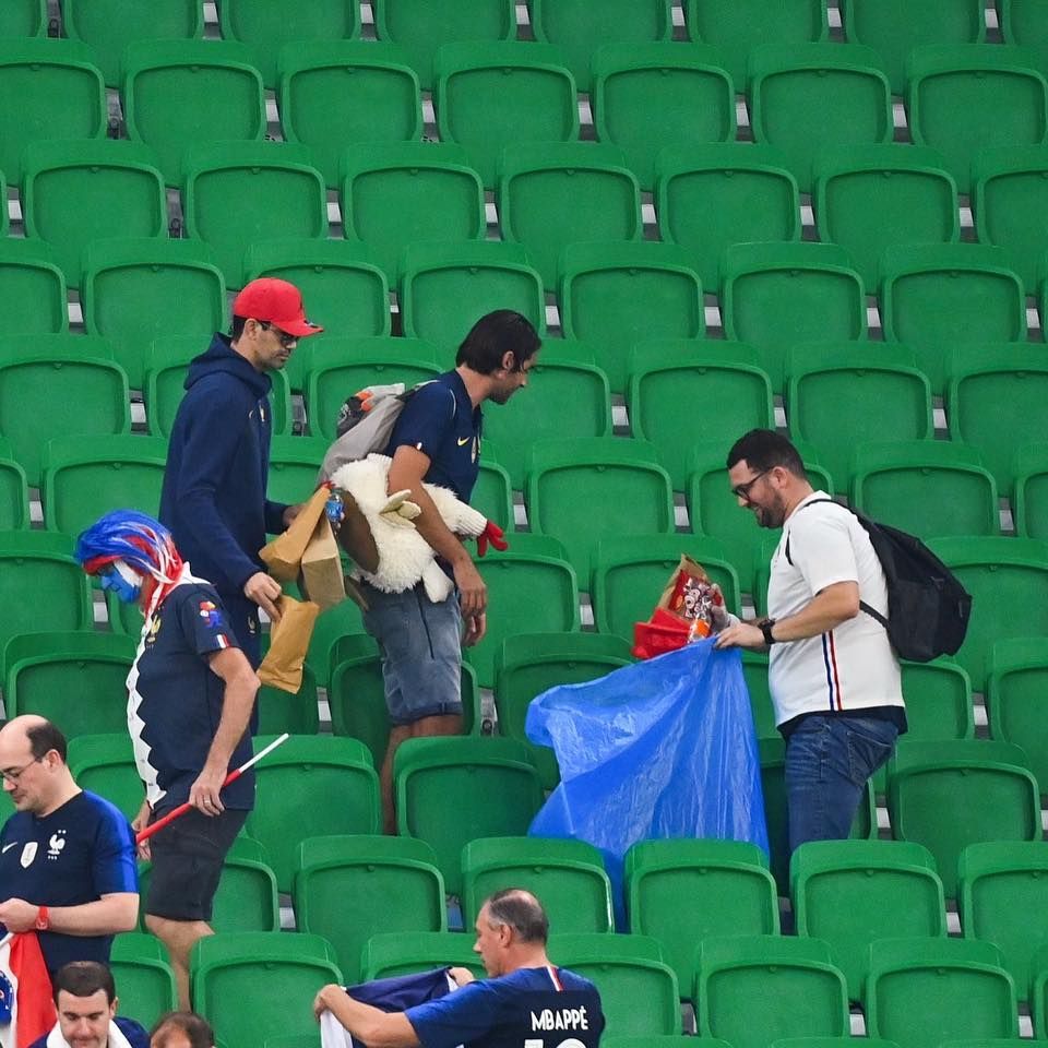 Tiru Jepang, Suporter Prancis Bersihkan Stadion Usai Pertandingan